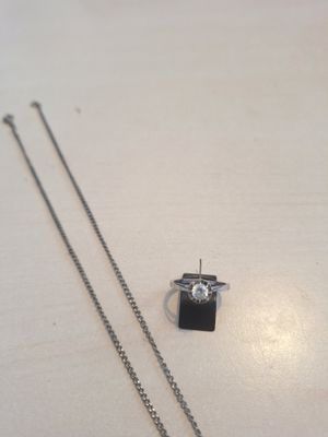 un collier et une bague posés sur une table