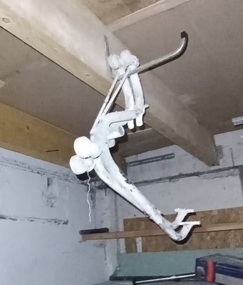 une photo d'un homme suspendu au plafond d'un garage