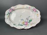 une assiette blanche avec des fleurs sur une table