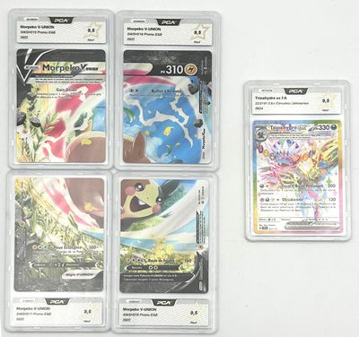 plusieurs cartes pokemon posées les unes sur les autres sur une table
