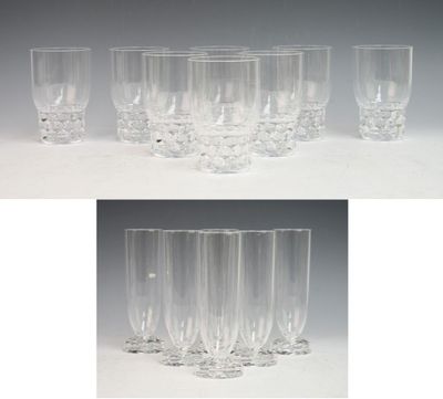 quatre photos différentes de verres à vin posés sur une table, sur fond blanc