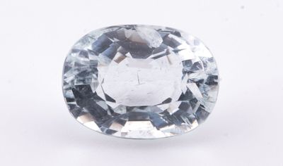 gros plan d'un diamant blanc sur une surface blanche