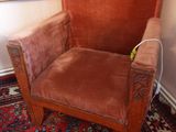 une chaise posée sur un tapis dans une pièce