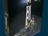une boîte contenant un phare en Lego