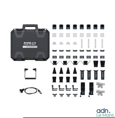 un gros plan sur un kit comprenant un appareil photo et d'autres accessoires