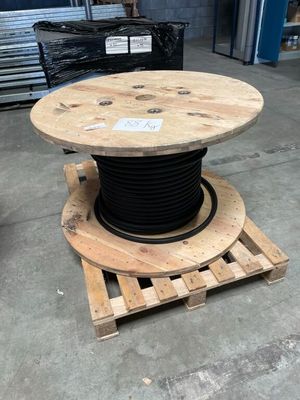 un gros plan d'une table en bois posée sur une palette dans un entrepôt