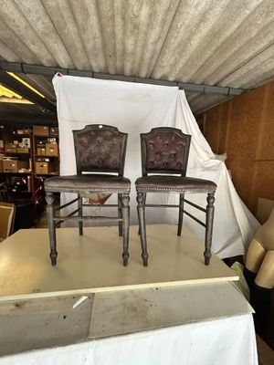deux chaises posées sur une table dans une pièce