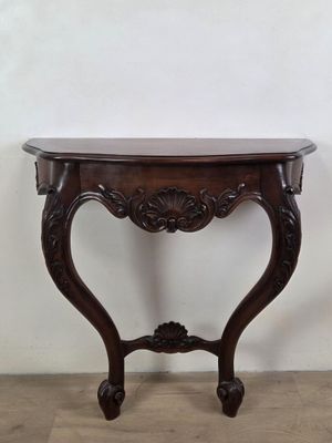 une vieille table en bois avec un plateau en marbre, posée sur un parquet