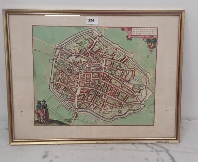 une vieille carte d'une ville, encadrée d'or, posée sur une surface en marbre