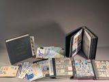 beaucoup de timbres sur les pages d'un livre