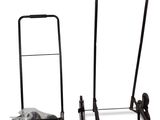 deux chariots à bagages chargés de valises sur fond blanc
