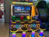 une borne d'arcade au milieu d'un centre commercial