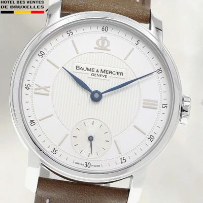 Gros plan sur une montre-bracelet avec un bracelet marron