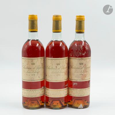 trois bouteilles de vin posées les unes à côté des autres sur une surface blanche