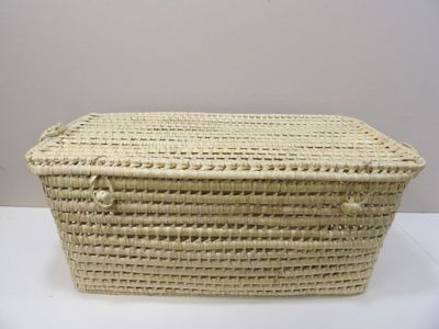 un gros plan d'un panier en osier posé sur une table