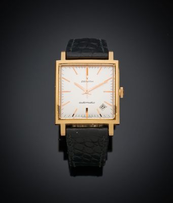 gros plan d'une montre sur une surface noire avec un fond noir