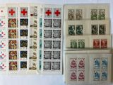 Plusieurs types de timbres sont présentés sur un fond blanc