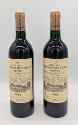 deux bouteilles de vin rouge posées l'une à côté de l'autre sur une table