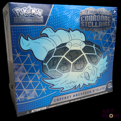Quelqu'un tient une boîte de cartes à collectionner Pokémon, ornée d'un motif bleu et blanc.