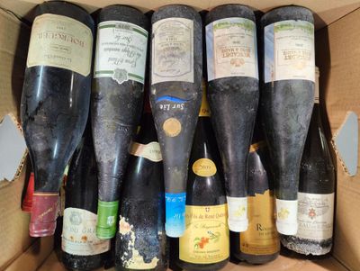 plusieurs bouteilles de vin rangées ensemble dans une caisse