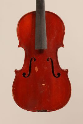 Violon 3/4. Etat : joint de fond partiellement décollé.