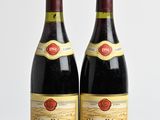 deux bouteilles de vin posées sur une table en bois