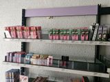 beaucoup de paquets de cigarettes sur les rayons du magasin