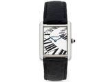 gros plan d'une montre-bracelet avec des chiffres romains