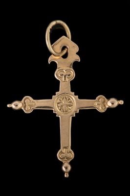 un gros plan d'une croix sur fond noir, avec un fond noir