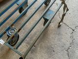 un banc métallique muni de roulettes, dans un garage