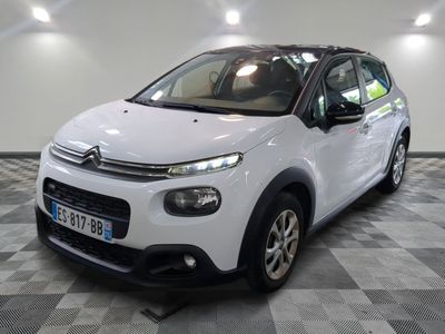 la citrole blanche est garée dans le garage sur un sol en damier