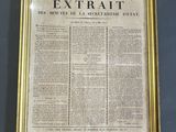 un vieux journal accroché au mur dans un cadre doré