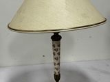 paire de lampes de table anciennes en laiton avec des abat-jours en verre