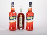 trois bouteilles d'abricot sont posées les unes à côté des autres sur une surface blanche