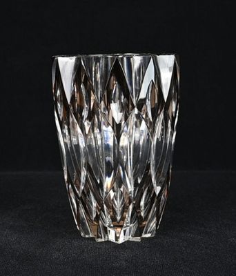 un gros plan d'un vase en verre posé sur une surface noire