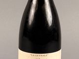 une bouteille de vin posée sur une table