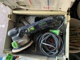 une boîte contenant une ponceuse et d'autres outils