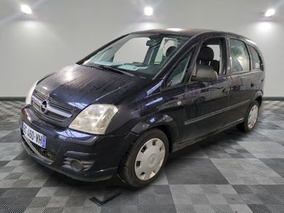 la photo d'une petite voiture bleue garée dans un garage