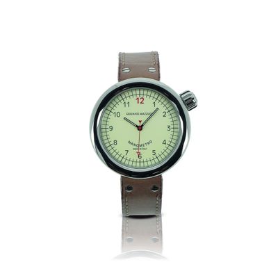 gros plan d'une montre-bracelet sur fond blanc