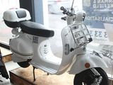 un scooter garé devant une fenêtre
