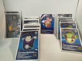 un lot de cartes posées sur une table