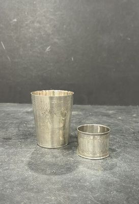 deux tasses en argent posées l'une à côté de l'autre sur une table