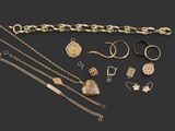 une collection de bijoux comprenant des bagues, des bracelets et des bagues