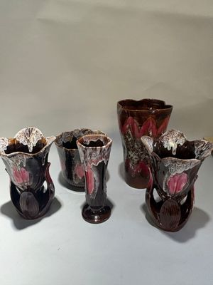 cinq vases posés sur une table