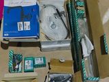 une boîte d'objets hétéroclites posée sur le sol