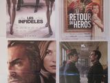 quatre affiches de cinéma accrochées au mur d'un immeuble, représentant un homme en smoking et une femme en robe