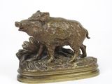 figurine en bronze représentant un sanglier sur un socle feuillu