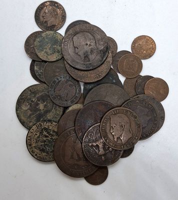 une pile de vieilles pièces de monnaie sur une surface blanche