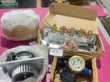 une boîte contenant divers objets posée sur une table rose