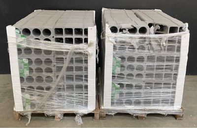 deux cartons emballés dans du film plastique